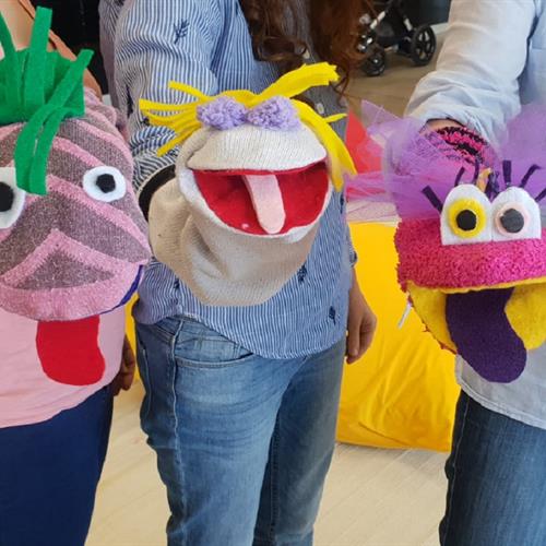 חמישי הכנת תאטרון בובות גרביים