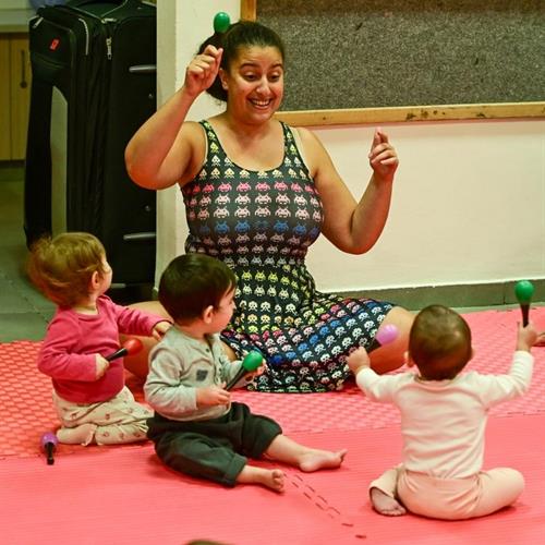 כרמל מטיילת בזמן פעילות מוזיקלית